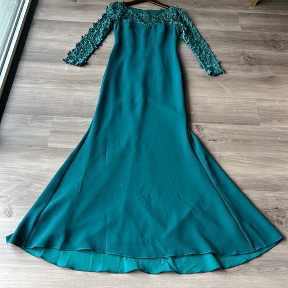 Carmen Marc Valvo infusion size 4 embroidered lace longsleeve gown maxi dress